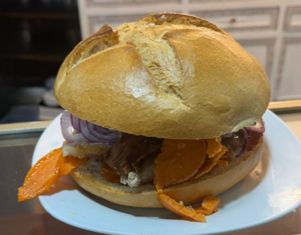 Pan con chicharrón desayuno peruano restaurante Perú Salamanca